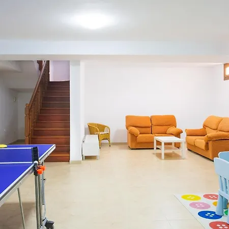 Caletas Teguise - A Wonderful 5 Bedroom - Perfect For A Large Group *