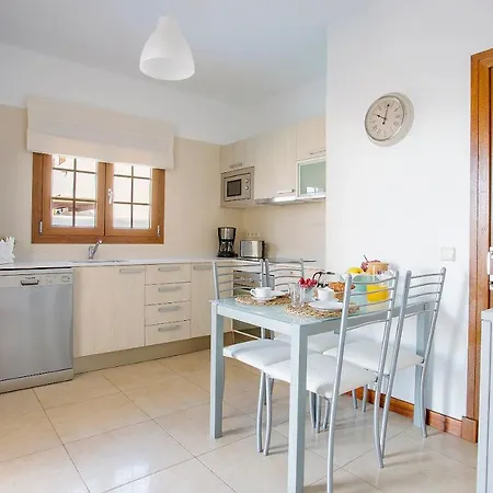 Caletas Teguise - A Wonderful 5 Bedroom - Perfect For A Large Group Villa