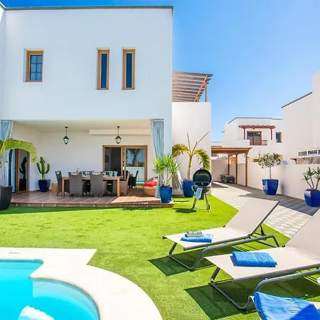 Caletas Teguise - A Wonderful 5 Bedroom - Perfect For A Large Group טגיסי